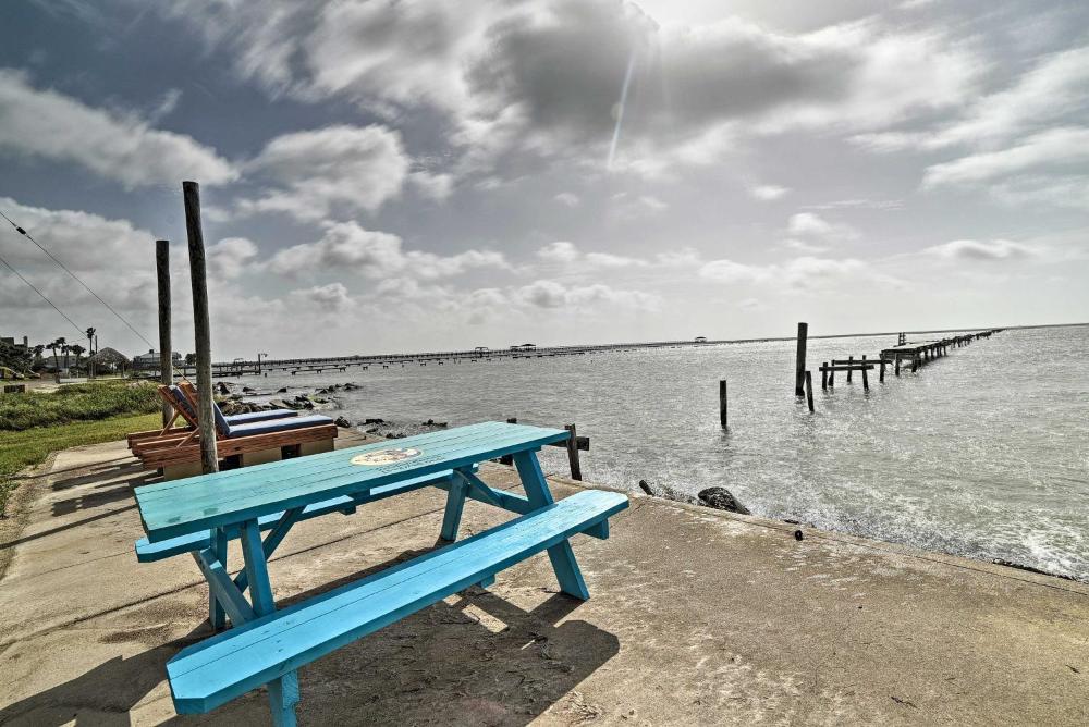 Rockport Bayfront Studio with Patio Casa Familia